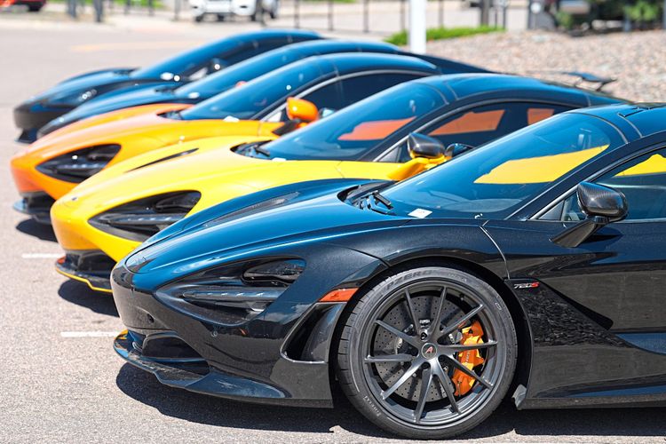 Eine Reihe von gebrauchten Luxus-Sportcoupés steht vor einem McLaren-Händler in Highlands Ranch, im Bundesstaat Colorado, in den USA.