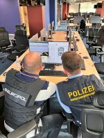 Großraumbüro und Geldscheine: Fotos zeigen Geschäfte von mutmaßlichen Online-Betrügern