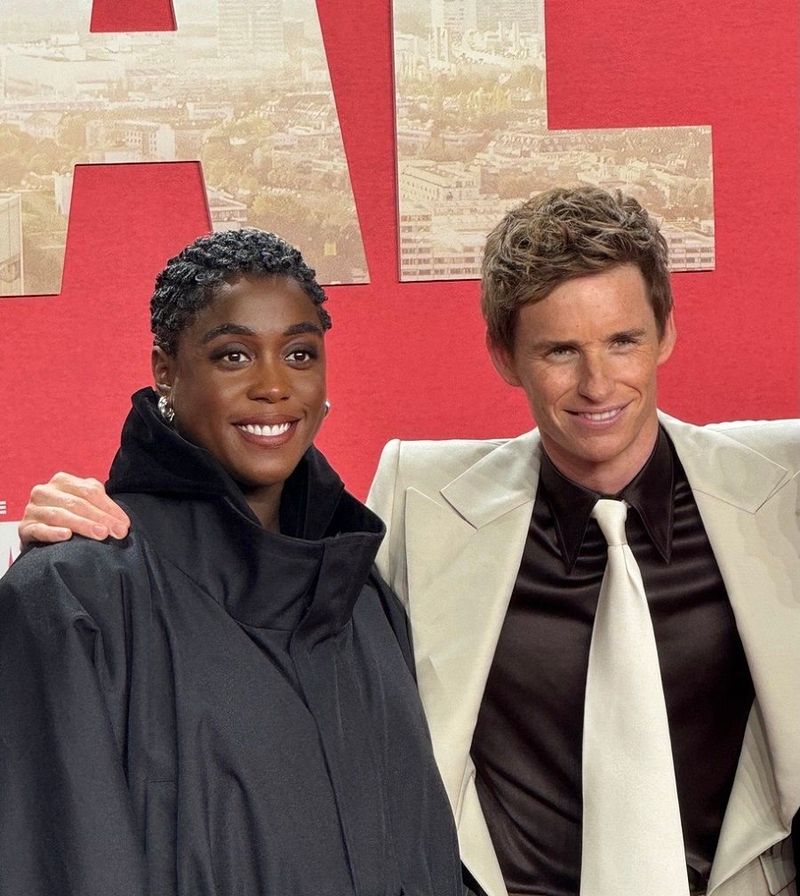 Promi-News: Lashana Lynch und Eddie Redmayne werben für "The Day of the Jackal" von Sky