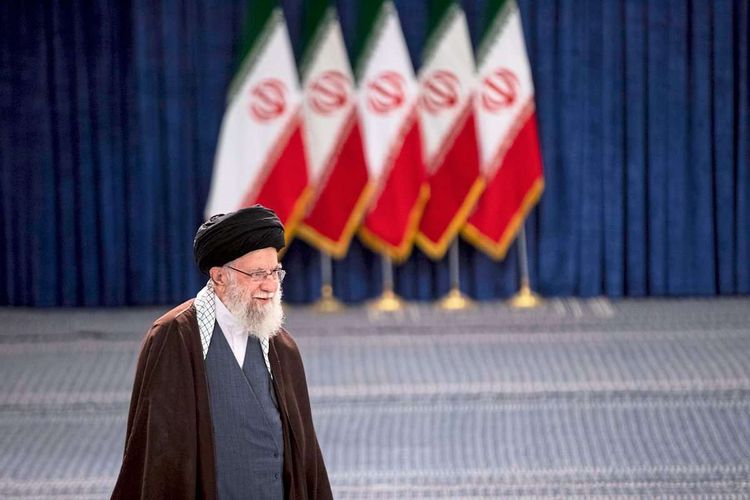 Khamenei vor iranischen Flaggen.