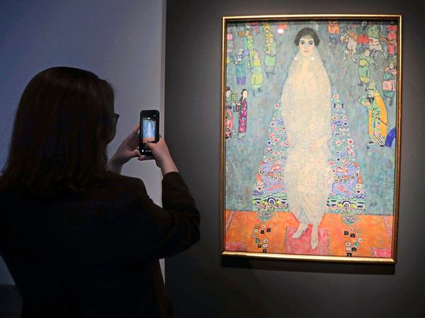 Klimt-in-Abu-Dhabi-Dekorative-Lockv-gel-f-r-Emiratis