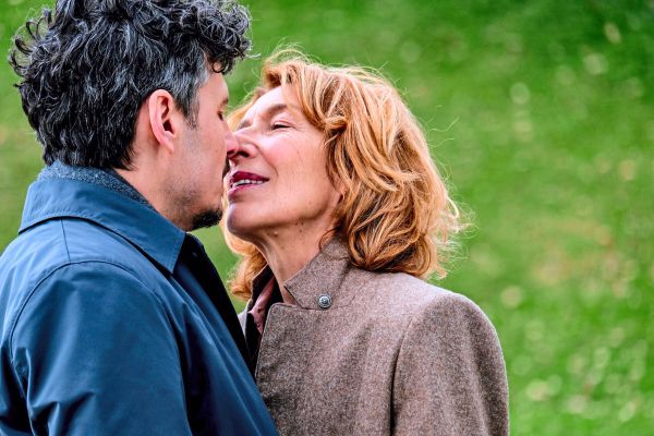 -Makellos-Eine-kurze-Welle-des-Gl-cks-Adele-Neuhauser-trifft-Manuel-Rubey-als-Callboy