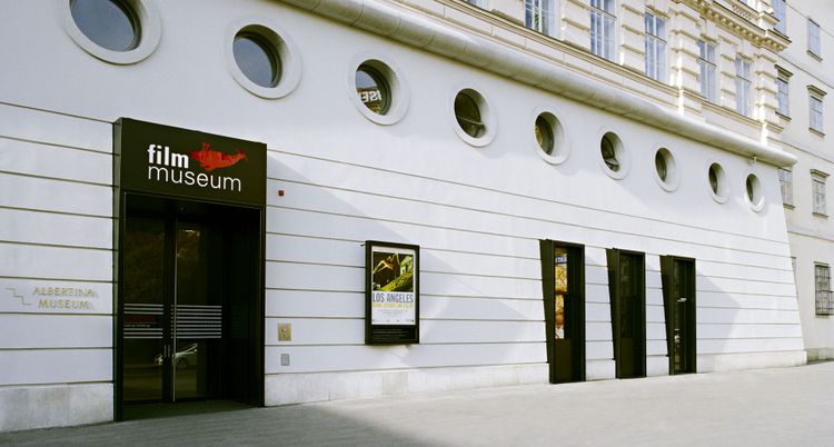 Der Eingang des Filmmuseums im Albertina-Bau. Neuerdings kann man es auch mit dem Nonstop-Kinoabo besuchen.