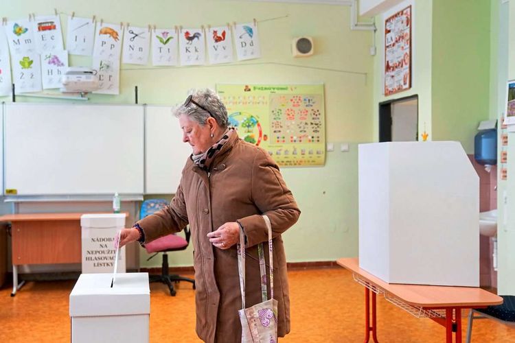 Eine Frau gibt während der ersten Runde der Präsidentschaftswahlen ihre Stimme ab.
