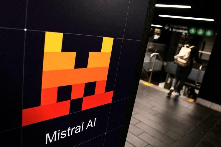 Ein Werbeplakat für Mistral AI mit einem pixelartigen, farbigen Grafikdesign ist in einer U-Bahn-Station angebracht. Im Hintergrund geht eine Person mit einem Rucksack eine Treppe hinunter.