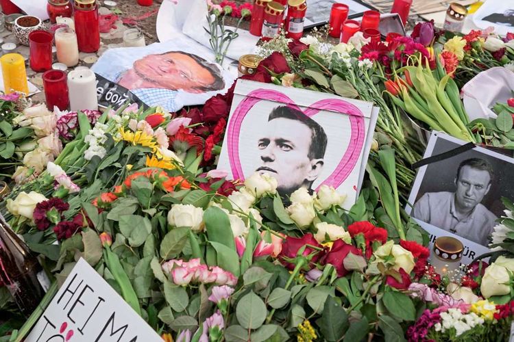 Blumen und Kränze in Andenken an Alexej Nawalny. 