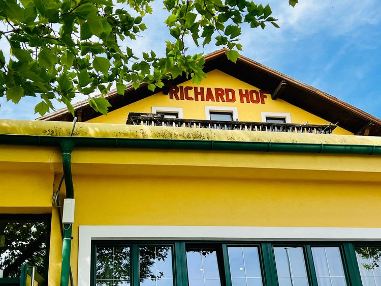 Die gelbe Fassade des Richardhof