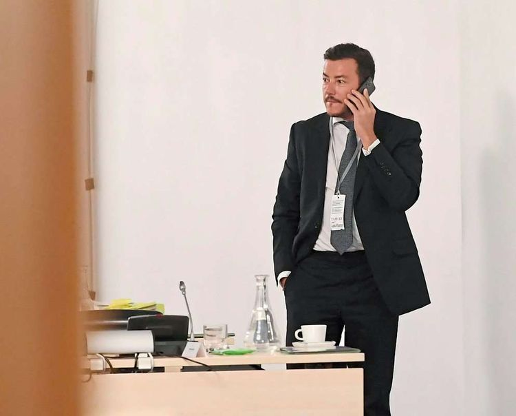 René Benko telefoniert im Untersuchungsausschuss des Parlaments.