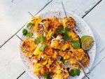 Vegan grillen: Rezept für Karfiol-Mango-Spieße in Joghurtmarinade