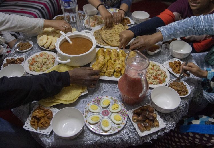 Iftār beim Ramadan, Essen am Tisch