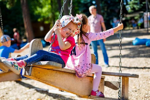 Hunde-am-Spielplatz-ohne-Leine-erlebt-ihr-das-oft-
