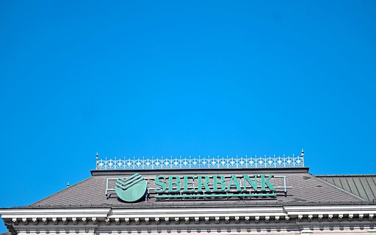 Das Dach der Sberbank Europe in Wien mit dem Schriftzug des Banklogos