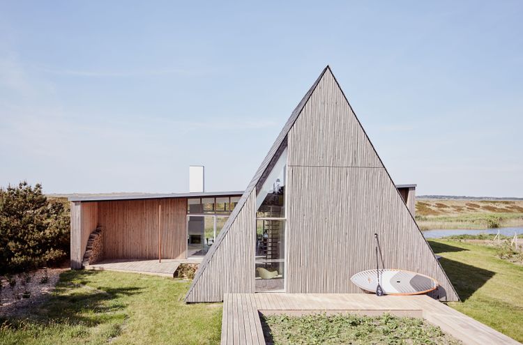 Ein dänisches Holzhaus in Dreiecksform