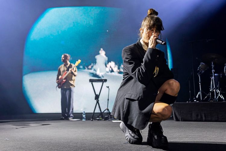 Israelische Musikerin Noga Erez tritt im Auditorium Stravinski während des 60. Montreux Jazz Festivals in Montreux, Schweiz, am 15. Juli 2026 auf. Im Vordergrund kniet sie mit Mikrofon, im Hintergrund ist ein Gitarrist und eine Leinwand zu sehen.