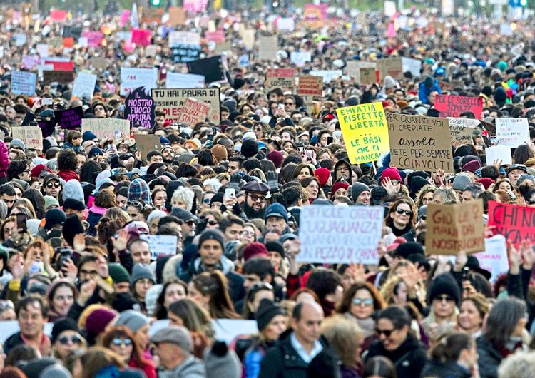 Massendemo in Rom gegen Gewalt gegen Frauen.