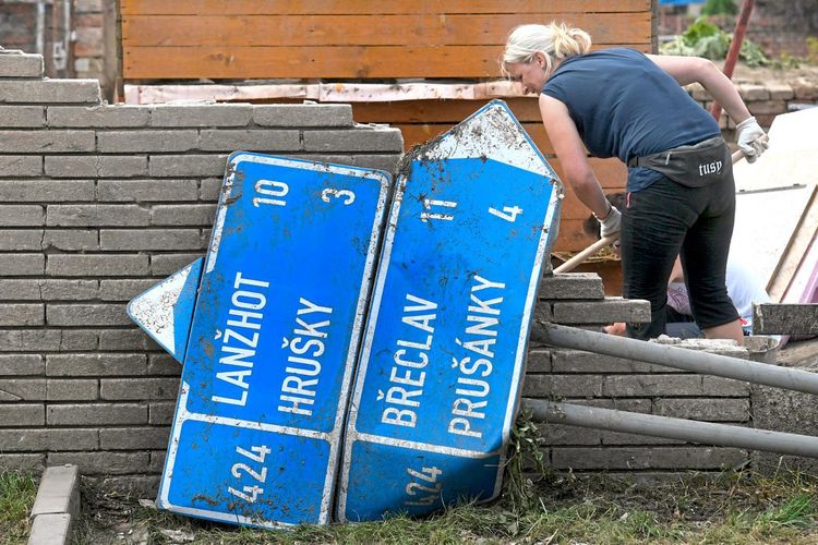 Freiwillige aus ganz Tschechien helfen nach Tornado bei ...