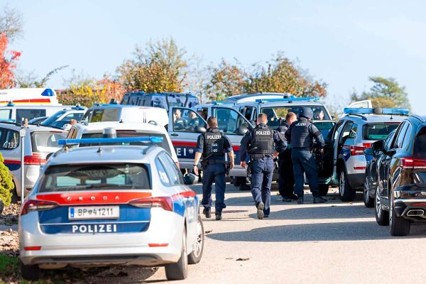 Ein-Ort-sucht-einen-J-ger-Polizei-Schauen-und-Spekulieren-in-Altenfelden