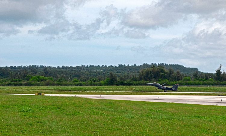 Eine F-15 landet auf dem internationalen Flughafen.