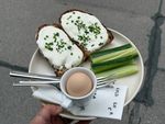 Frühstückslokal Goldener Papagagei: "Viele verstehen nicht, dass ein Café auch wirtschaftlich funktionieren muss" Nathan Spasić leitet seit Jahren das beliebte Brunch-Lokal in der Praterstraße und eröffnete vor kurzem ein Lokal neben der Karlskirche. Was erwarten Gäste heute überhaupt von einem Frühstückslokal?