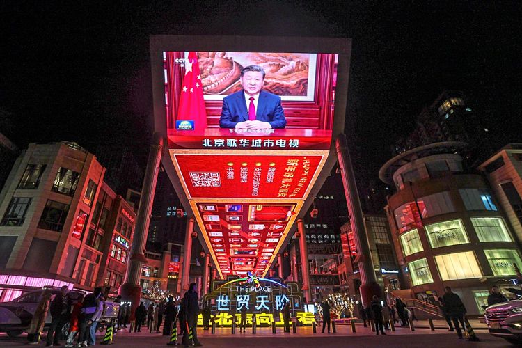 Die Neujahrsansprache des chinesischen Präsidenten Xi Jinping wird auf einer Großbildwand in Peking übertragen.