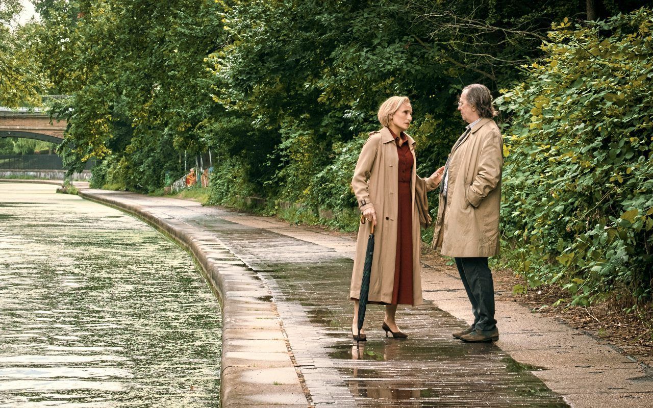 kristin-scott-thomas-in-slow-horses-leuten-zuschauen-wie-sie