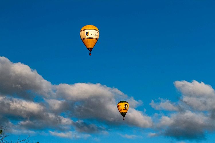 Zwei Heißluftballons am Himmel