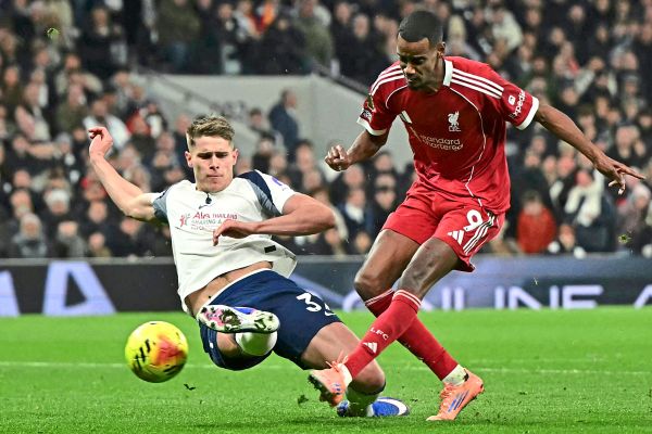 Liverpools-Isak-erlitt-Beinbruch-Trainer-Slot-gibt-Tottenham-Verteidiger-die-Schuld