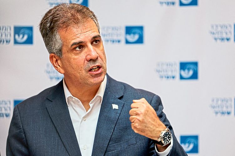 Israels Außenminister in blauem Anzug mit geballter Faust gestikulierend