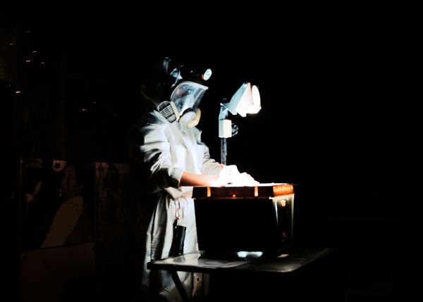 Vernichtungsperformance-Tapaj-s-im-Kosmos-Theater