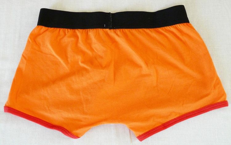 Symbolbild: Eine orange Boxershort mit schwarzem Bund