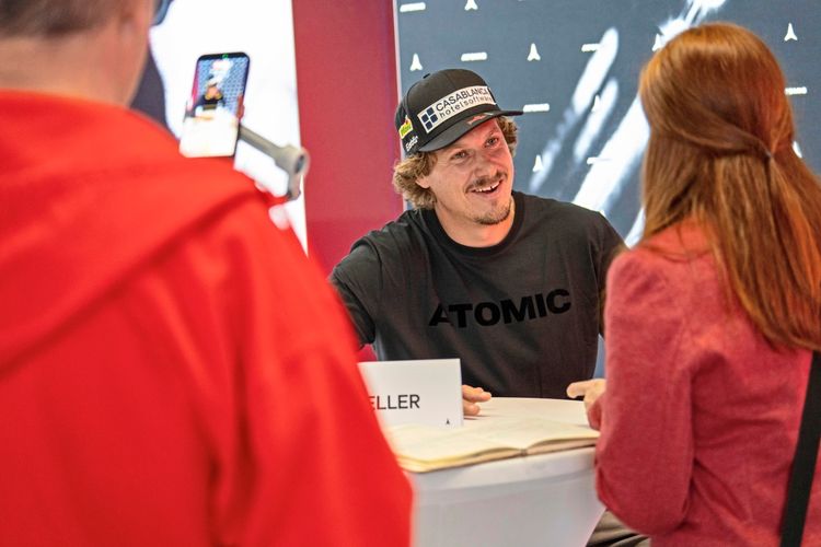 Eine Person, die ein schwarzes T-Shirt mit der Aufschrift 