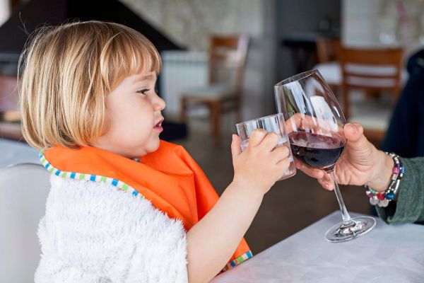 Eltern-und-Alkohol-Wann-sie-besser-nicht-vor-ihren-Kindern-trinken-sollten