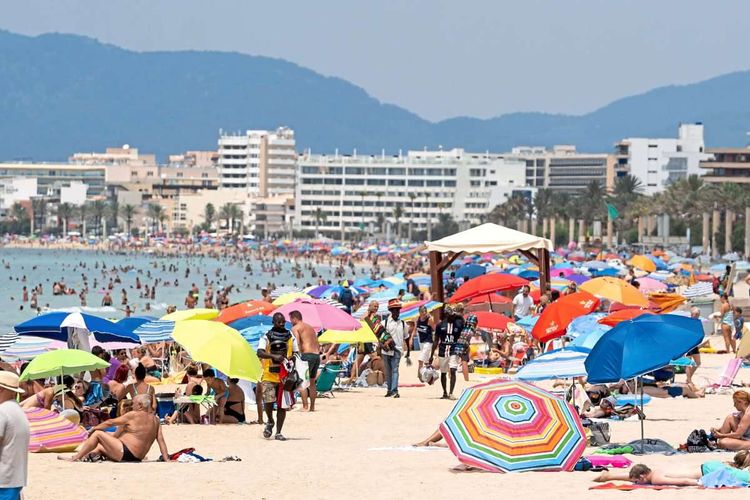 Menschen drängen sich am Strand an der Playa de Palma auf der Insel Mallorca.