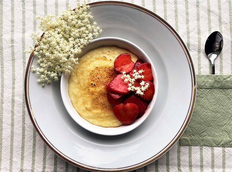 Rezept für Grießflammeri-Brûlée mit Balsamico-Erdbeeren - Desserts ...