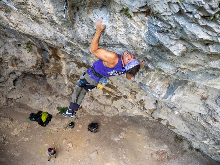 Paraclimber Zeller klettert nur aus den Armen eine Felswand hinauf.