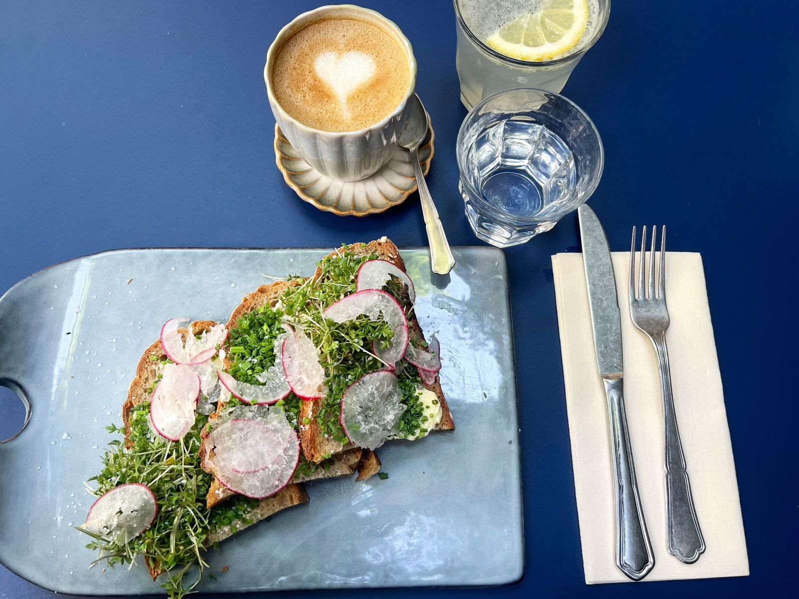 Was kann ein Schnittlauchbrot für 8,90 Euro? Wir haben es verkostet ...