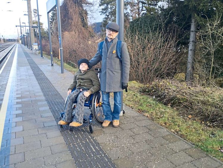 Kenneth Hoffelner und Sohn Yannis ÖBB Rollstuhlfahrer