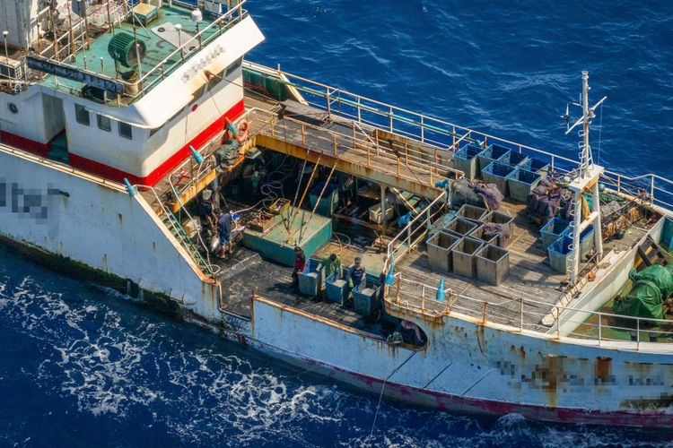 Die Environmental Justice Foundation hat zu ihrem Bericht Fotos von chinesischen Schiffen veröffentlicht.