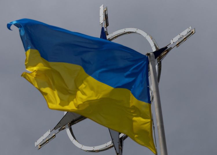 Nato-Symbol hinter Ukraine-Flagge