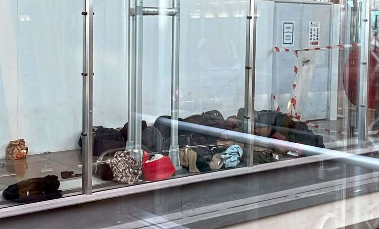 Migranten schlafen am Flughafen Madrid am Boden. 