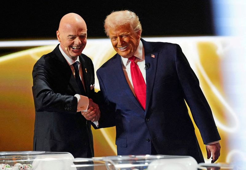 Infantino hat es wirklich getan: WM-Auslosung wurde zur Polit-Farce samt "Friedenspreis" für Trump