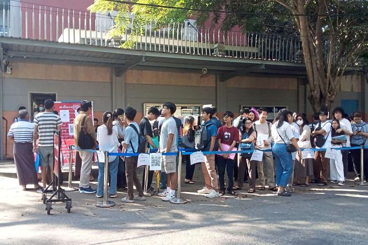 Schlange vor Botschaft Thailands in Yangon, Myanmar