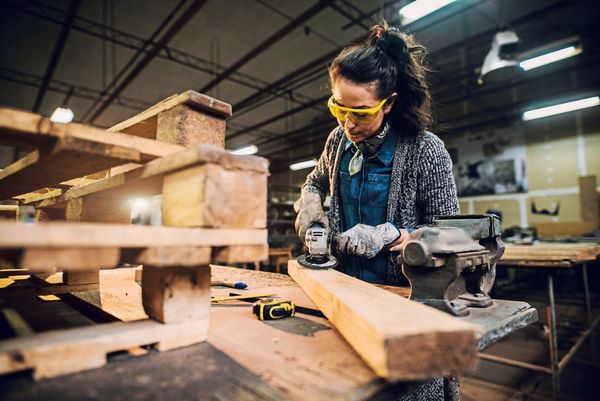 Frauen-die-M-bel-bauen-Dass-wir-zu-schwach-w-ren-h-ren-wir-oft-