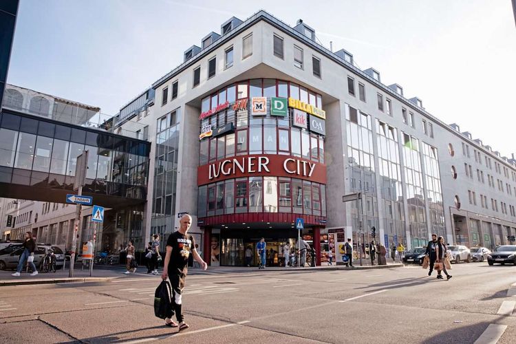 Mit rund 90 Geschäften, einem Kinocenter, Ärztezentrum oder diversen Gastrozonen findet man in der Lugner City im armen Wiener Bezirk Rudolfsheim-Fünfhaus ein Stückchen Heimat – und einen niederschwelligen Nahversorger.