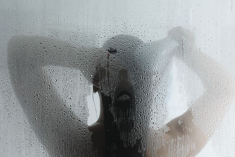 Scharfe Nacktschnecke seift sich in der Dusche ein