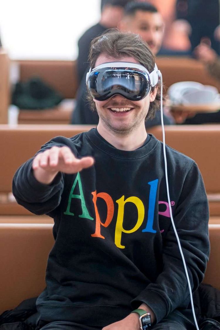 Eine Person mit einem Apple-Sweater nutzt die Vision Pro.
