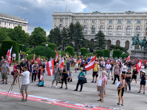 Wien Osterreich August 2021 Demonstration Der Solidaritat Mit Der Bevolkerung Afghanistans Rettet Jetzt Leben Tafel Mit Der Aufschrift Afghanistan Ist Nicht Sicher Luftbrucke Jetzt Quelle Franz Perc Alamy Live News Stockfotografie Alamy