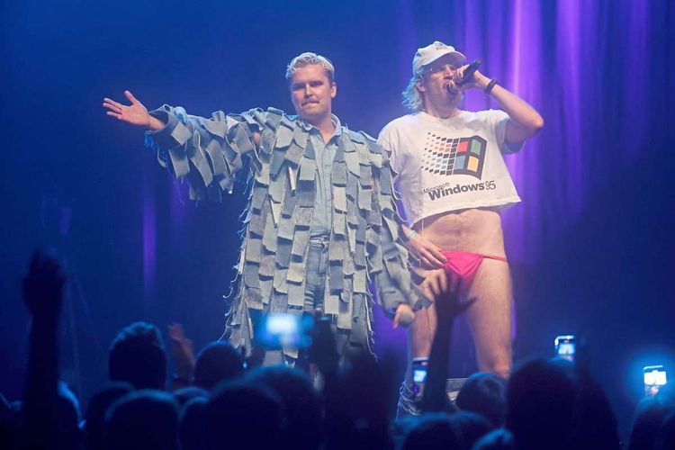 Windows95Man aus Finnland ist in seiner Performance auf der Suche nach seiner Hose.