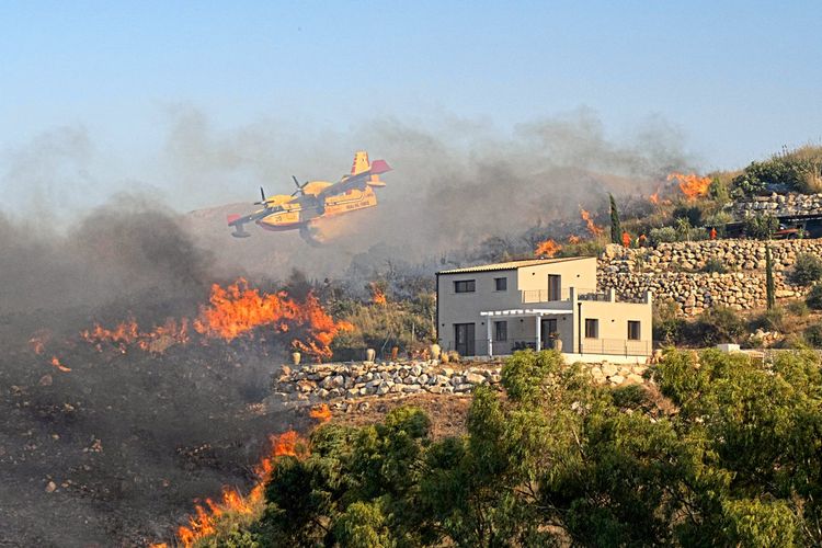 Brand nahe einem Wohnhaus in Trapani auf Sizilien
