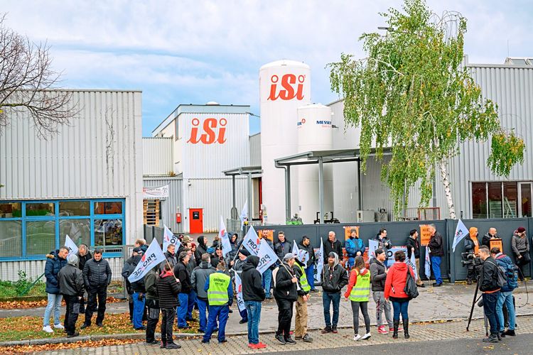 Streik vor dem Firmenstandort der iSi GmbH in Wien.